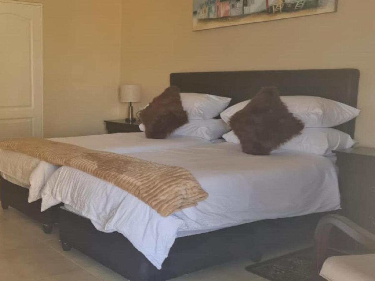 Benoni N12 Hotel Luaran gambar